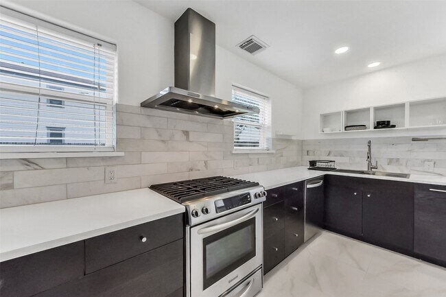 Building Photo - 1813 Crockett St