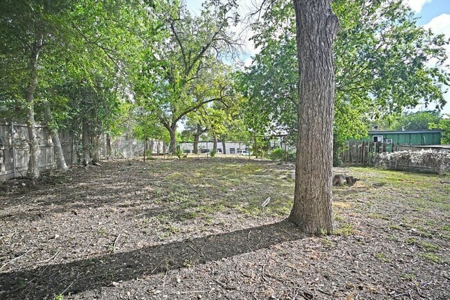 Building Photo - 633 S Academy Ave