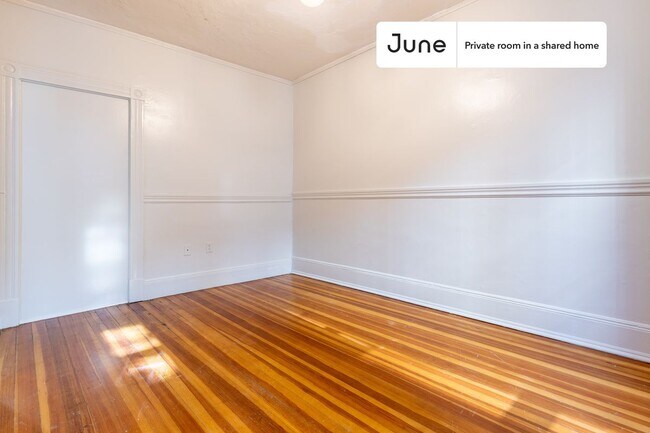 Building Photo - Private bedroom in 3 bed/1 bath Home