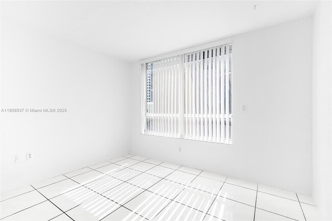 Building Photo - 2642 Collins Ave