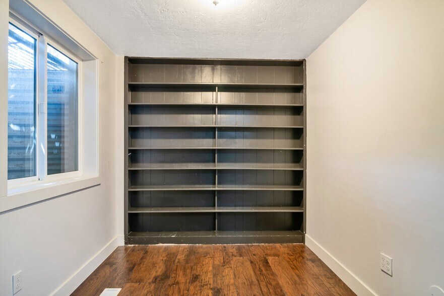 Building Photo - 994 N 700 E