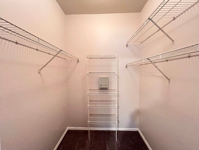 Building Photo - Spacious 1/1 condo!