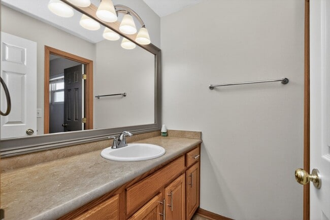 Building Photo - SPACIOUS COMFORT!! 3 Bedroom, 2 Bathroom House in Ankeny!