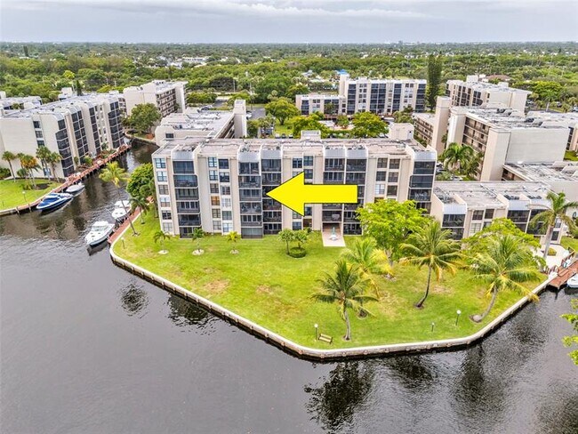 Building Photo - 7 Royal Palm Way