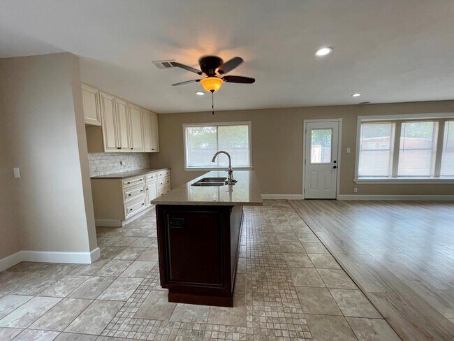 Building Photo - 710 Andover Dr