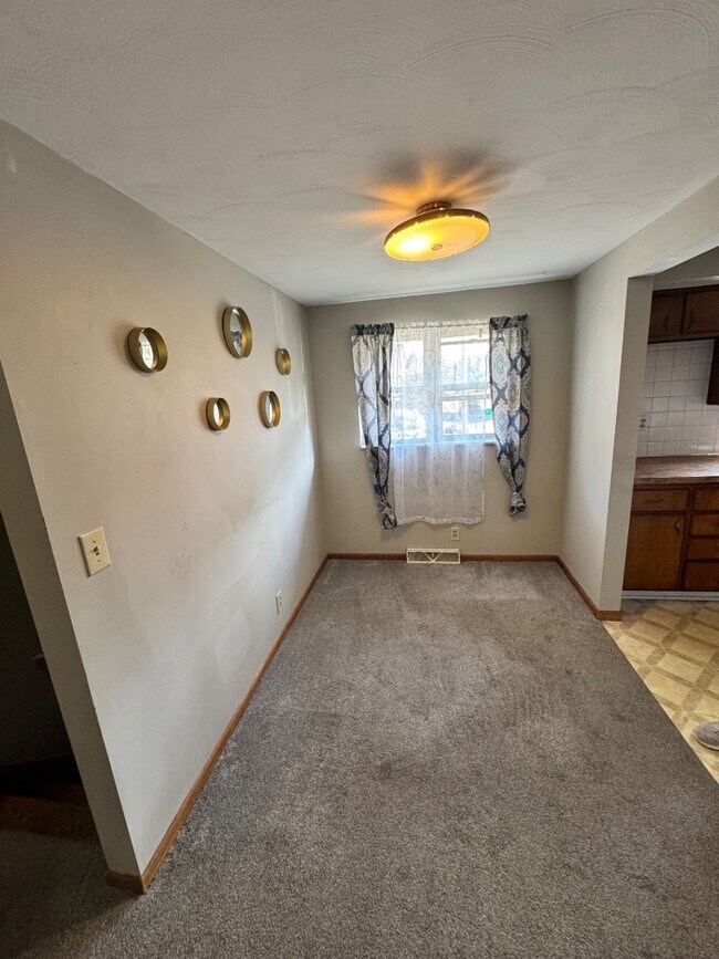 Building Photo - 626 W Warren St