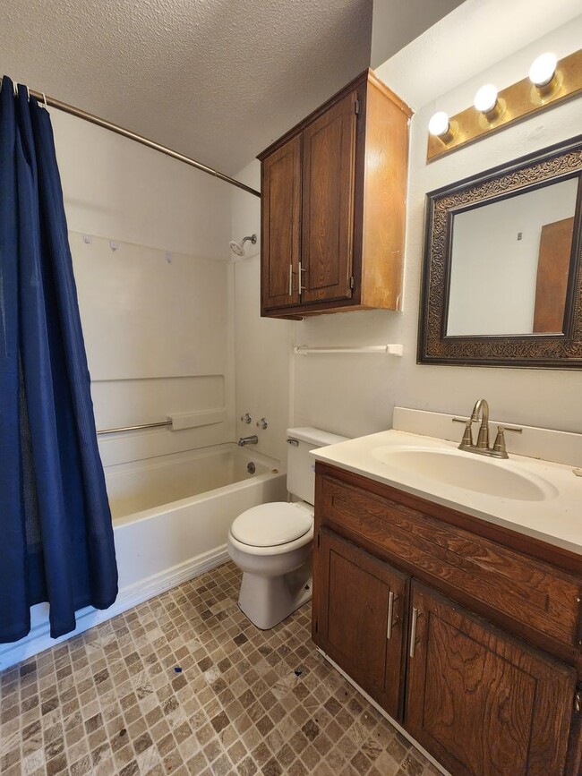 Building Photo - Cute 3 bedroom Townhome in Shawnee!