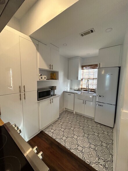 Brand NEw Kitchen - 534 E Charlton St