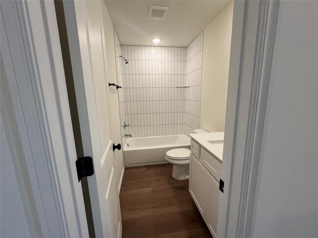 Building Photo - 302 Aaran Way