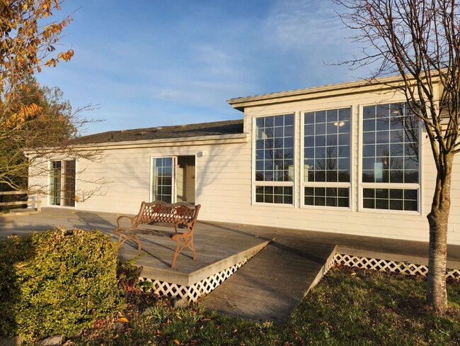 Building Photo - 3 bed 2 bath 2 car garage w/ great views i...