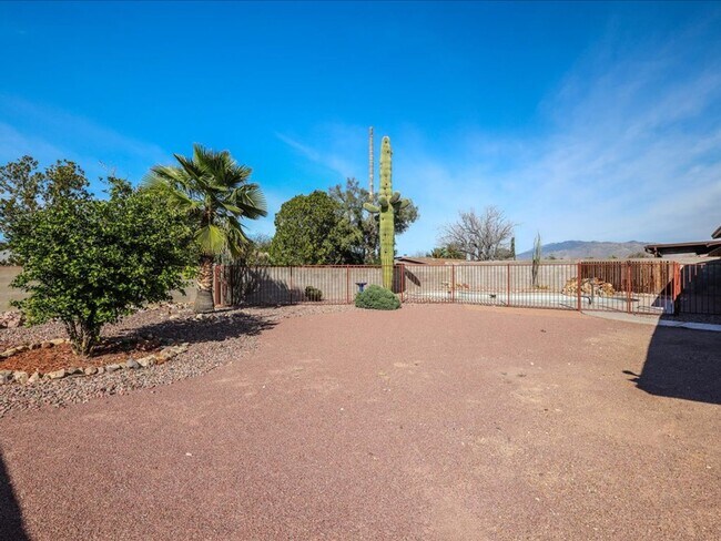 Building Photo - Spacious 4 Bedroom 2 Bathroom home with Private Pool & Arizona Room!