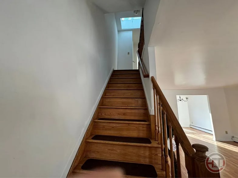 Building Photo - 1027 Throgmorton Ave