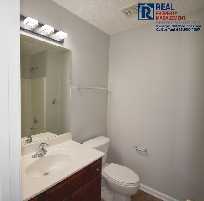 Building Photo - Great 2BR/2.5BA Murfreesboro townhome less than 2 miles from MTSU!