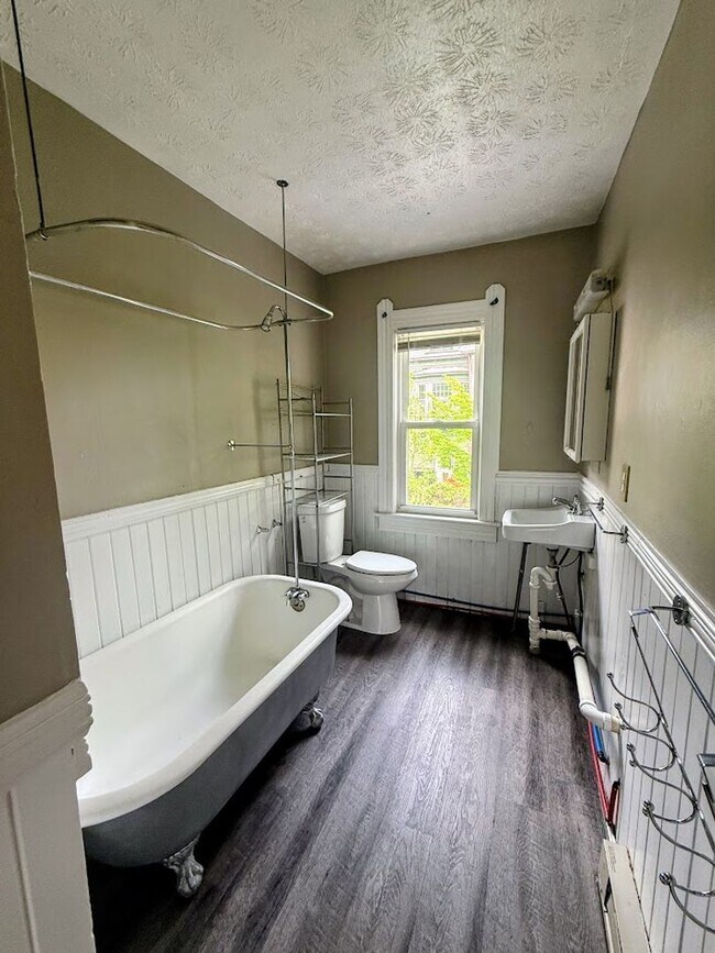 Building Photo - Wellman Duplex