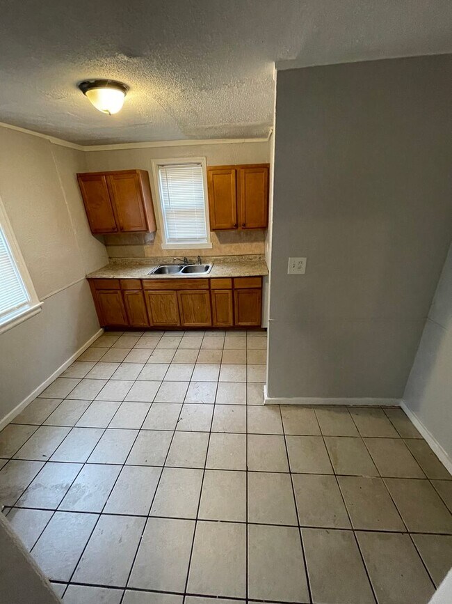 Building Photo - SECTION 8 ONLY! INSPECTION READY 3-BEDROOM...