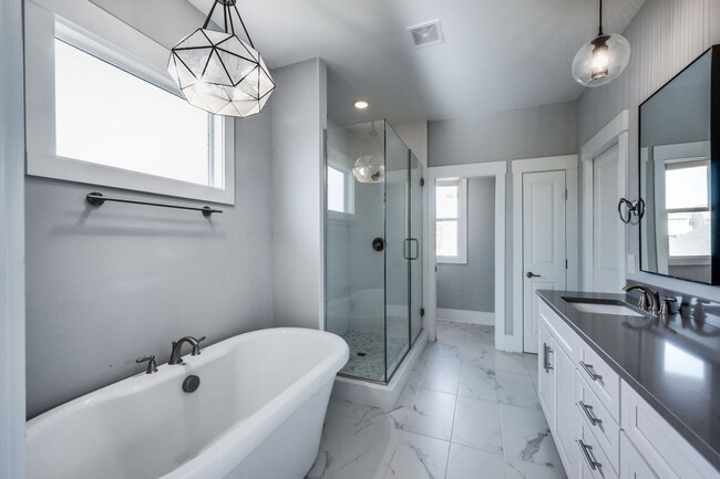 Building Photo - Lovely 3BE/3modern farmhouse is a sheer de...