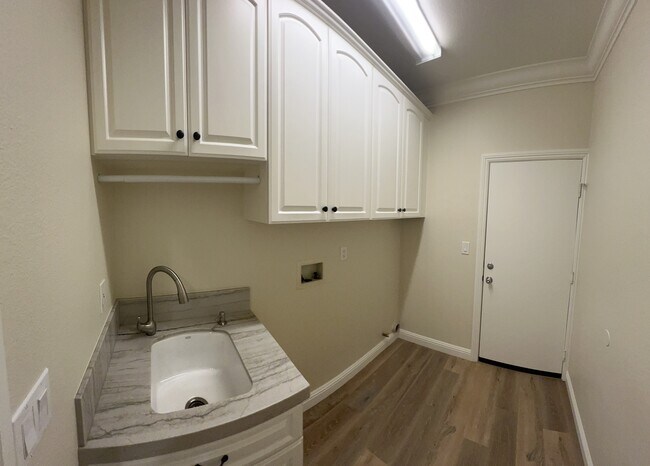 Building Photo - 43142 Caminata Dr