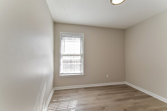 Building Photo - 2025 Westbriar Dr