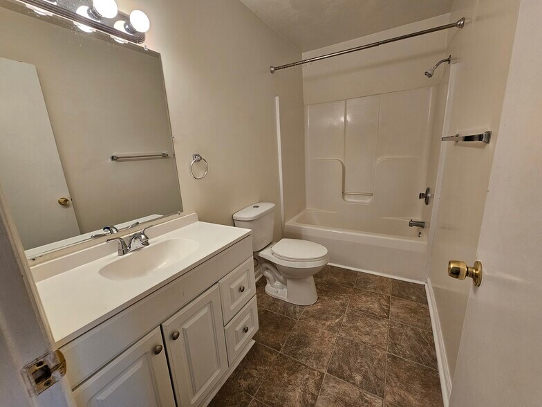 Building Photo - 1413 Jennifer Dr