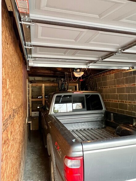 Private garage - 1797 Northwest Blvd