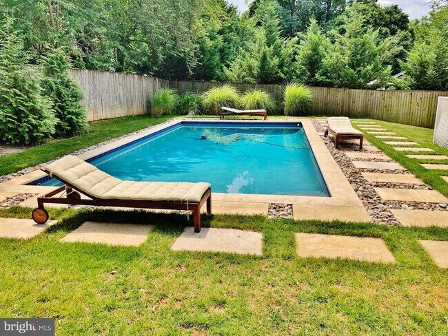 Building Photo - 10309 Bells Mill Terrace