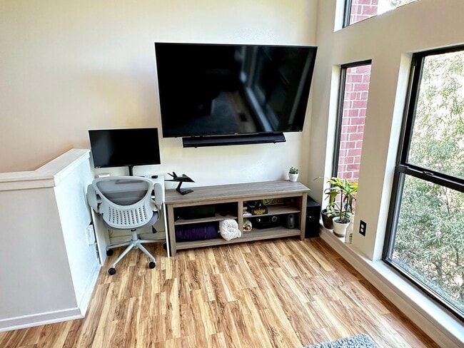 Building Photo - 2125 Southend Dr