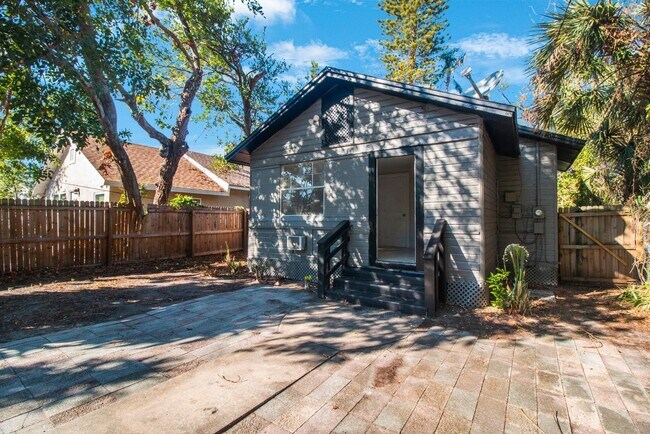 Building Photo - REDUCED  $25 App Fee  3bdrm/1bath home with large yard ** Section 8 OK *** $1795.00**