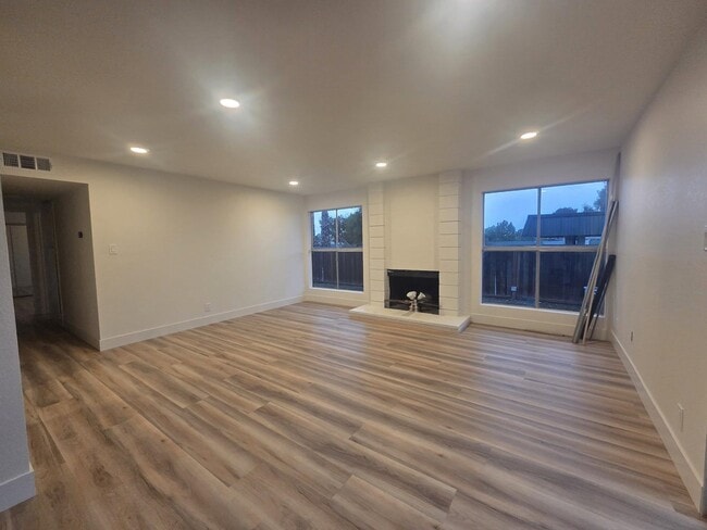 Building Photo - 1007 Bluebell Dr