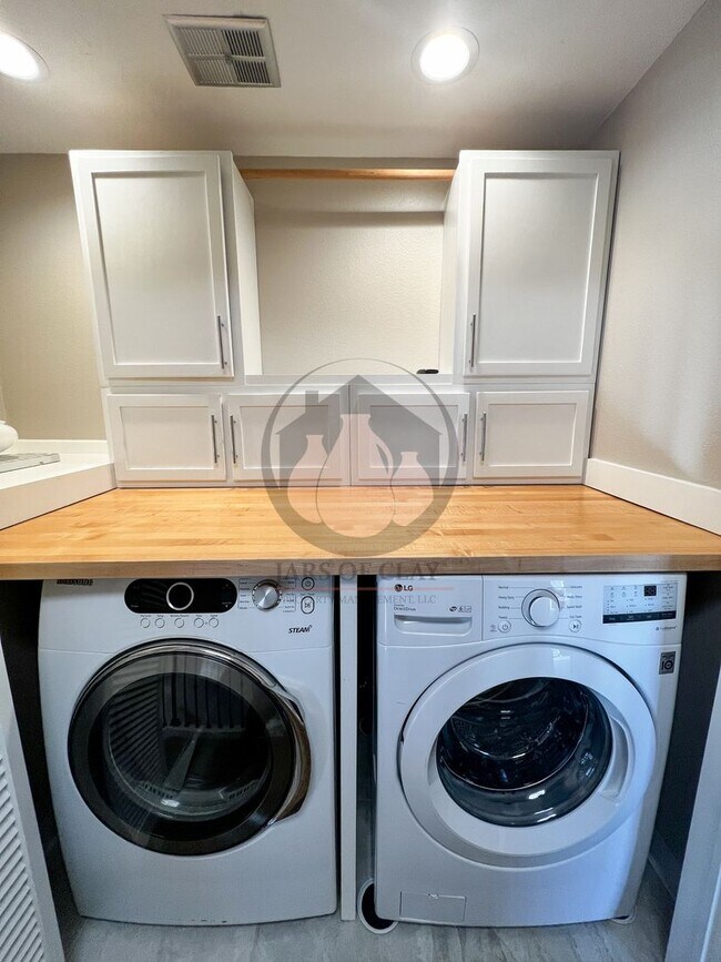 Building Photo - Winter Move in Special* $700 Off First Ful...