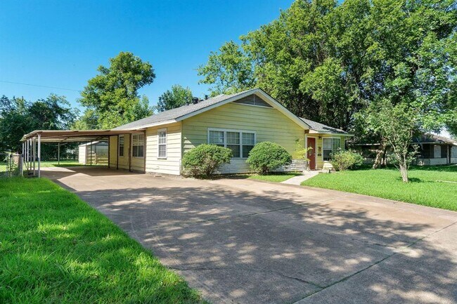 Building Photo - 10610 Fleming Dr