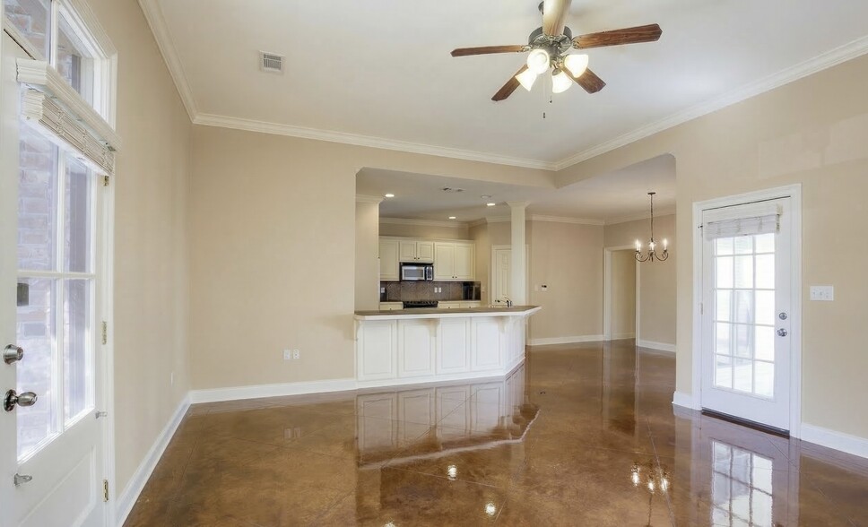 Building Photo - 3858 Southpass Ave