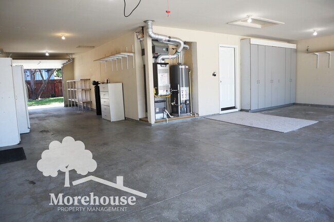 Building Photo - 3068 S Gold Bar Ave