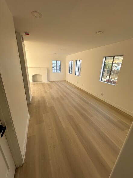 Building Photo - 1182 N Kingsley Dr