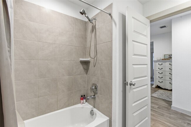 Building Photo - 130 Lk Wy Cir