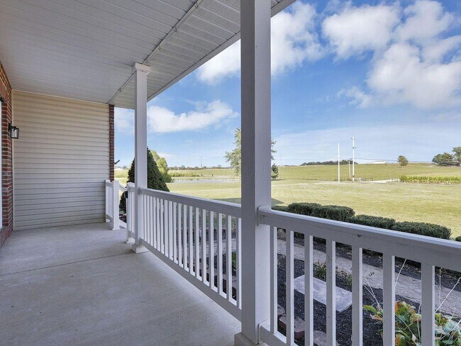 Building Photo - Your country retreat awaits!