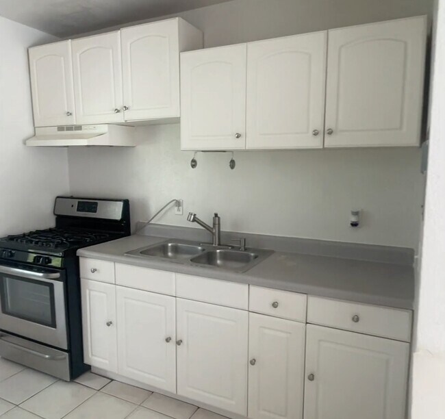 Building Photo - 555 SW 16th Ave