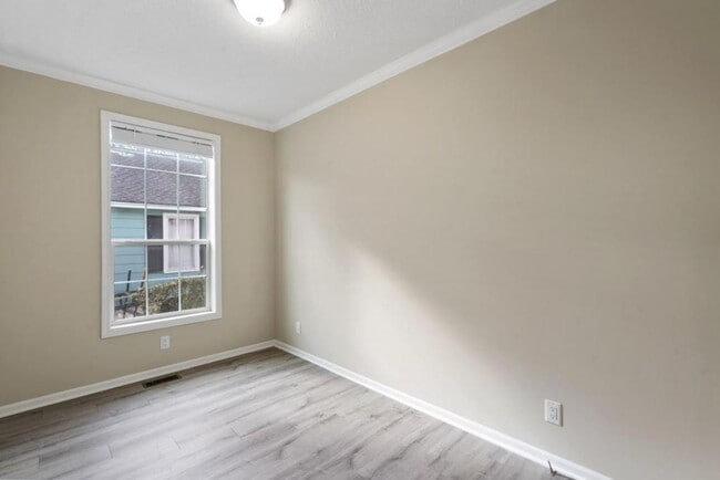 Building Photo - 2000 Huff Pl