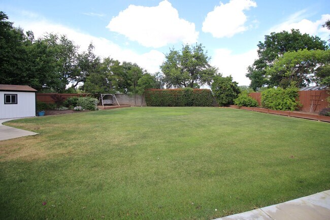 Building Photo - NE Fresno Home with Huge Yard and RV Parking