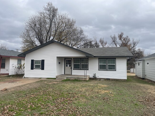 Primary Photo - 3b, 1b Home, Near Yukon High School