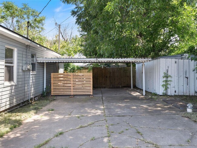 Building Photo - 426 S Ponca Ave