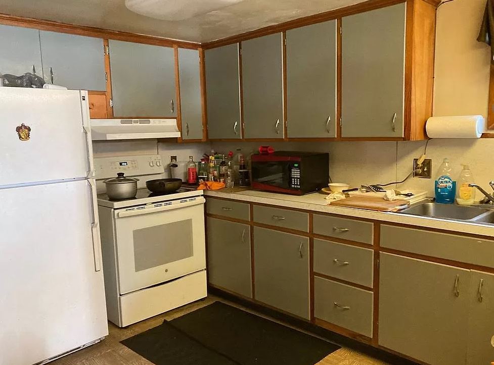 Downstairs kitchen - 411 Keller St