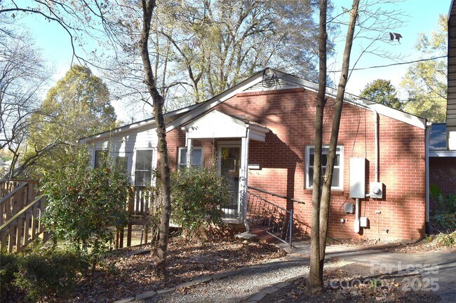 Building Photo - 320 W Stewart Ave