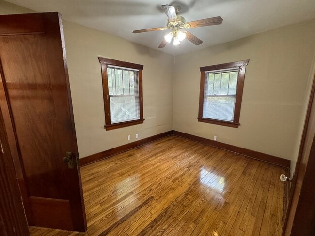 Building Photo - 5 Bedroom Rental in Moline