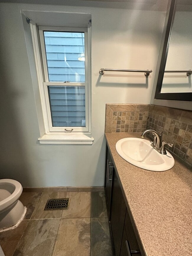 Building Photo - 2B1B three story town house with finished basement