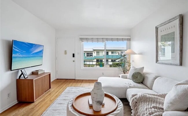 Building Photo - "Charming 1-Bedroom Santa Monica Retreat w...