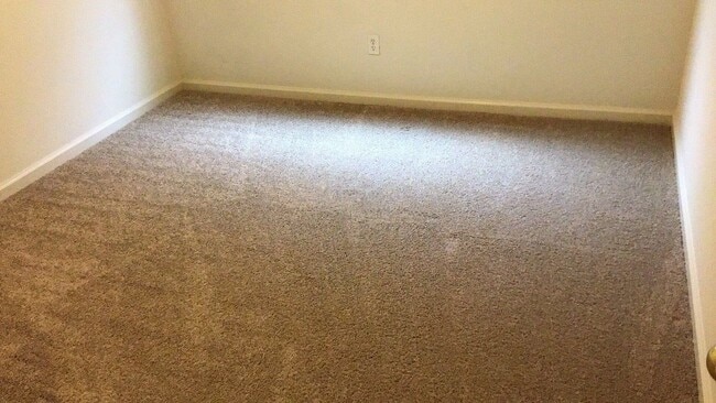 Building Photo - 3 Bedroom Coming Available