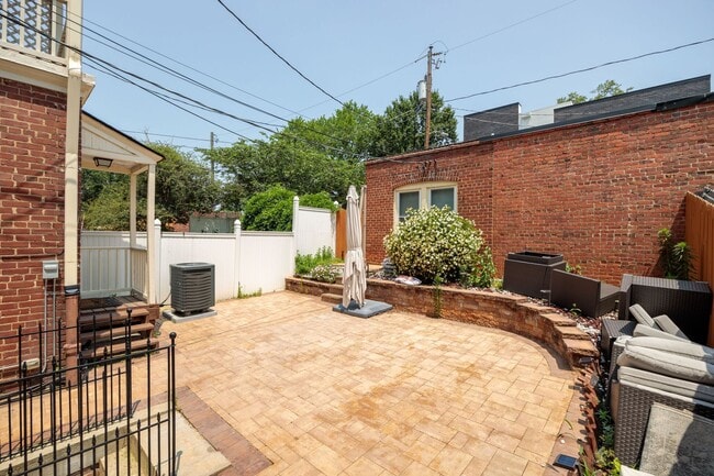 Building Photo - Beautiful Renovated 3 Bedroom 2.5 Bath off...