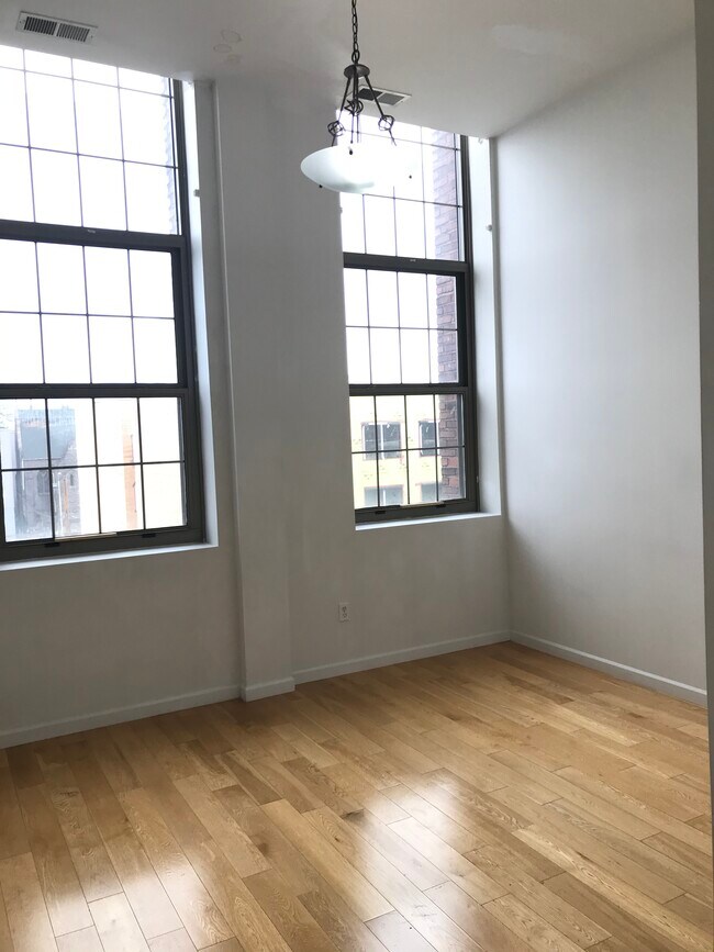 Building Photo - 175 Broadway