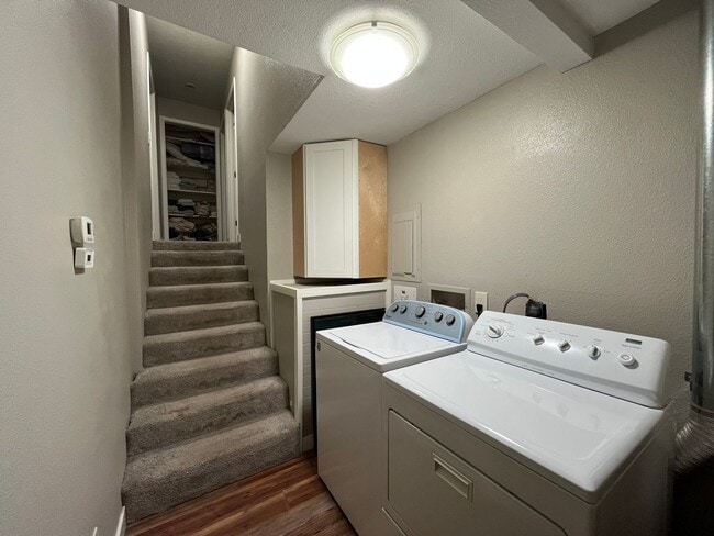 Building Photo - Move-in Ready 3 Bedroom Downtown Home