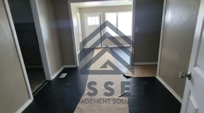 Building Photo - Cute 4 bedroom House